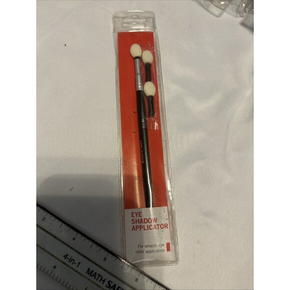 Targeted Placement Sponge Blending Eye Shadow Brush W/2 Extra Replacement Tips - Picture 2 of 9